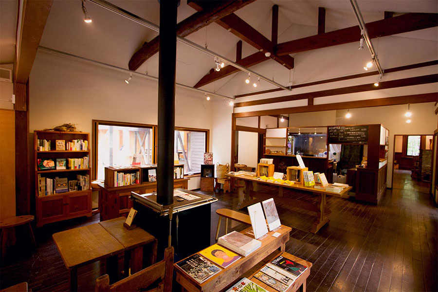 北軽井沢の本屋「おむすびBOOKS」